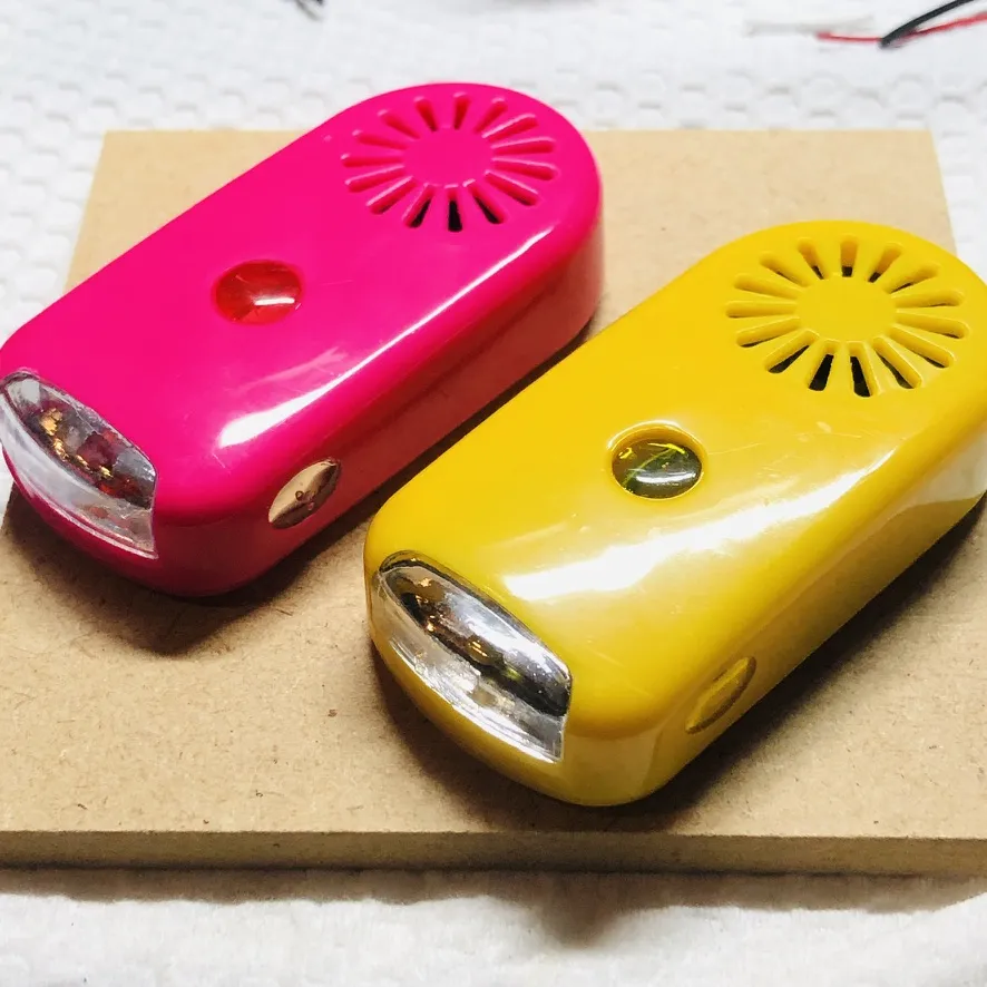 ピンクと黄色のヒットセンサーが木の板の上に並んでいます