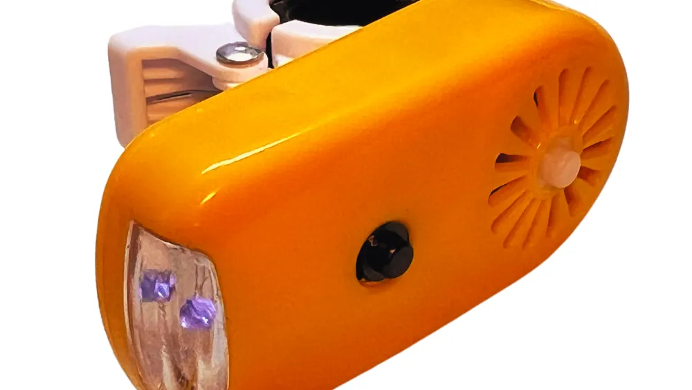 ノーマルタイプのヒットセンサー。オレンジ色の本体に白いクリップが付いています